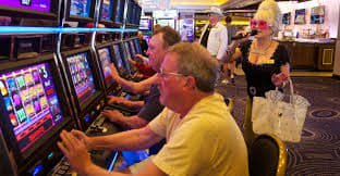 မြန်မာ ကစားသူ 79slot APP ကို ဖုန်းတွင် ဒေါင်းလုပ်ဆွဲနေသောမြင်ကွင်း